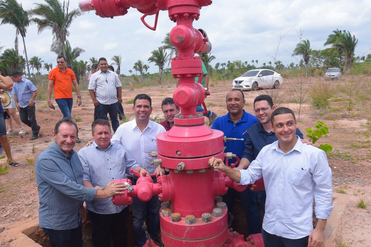 Comitiva de deputados com o prefeito Edvan Brandão, no poço de exploração de gás natural para uso veicular e industrial