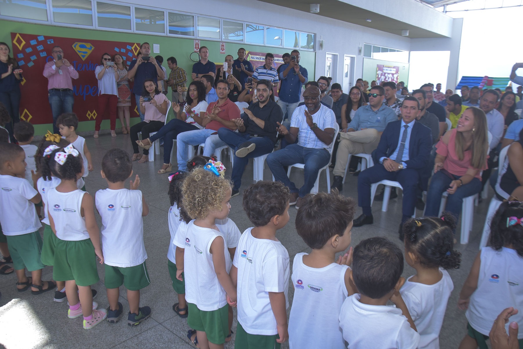 Creche-Escola Sementinha presta homenagem aos pais do Ensino Infantil  