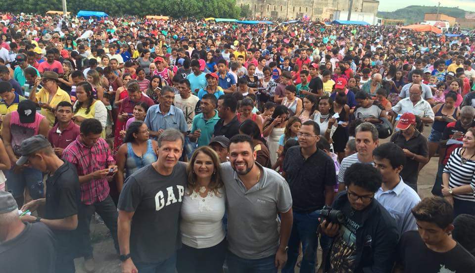 Fábio Macedo participa de festa em homenagem ao Dia das Mães em Lago da Pedra