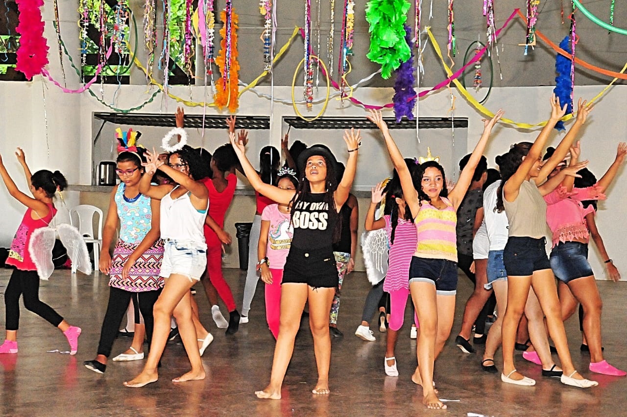 Alunos do Programa Sol Nascente se divertem no bailinho de Carnaval