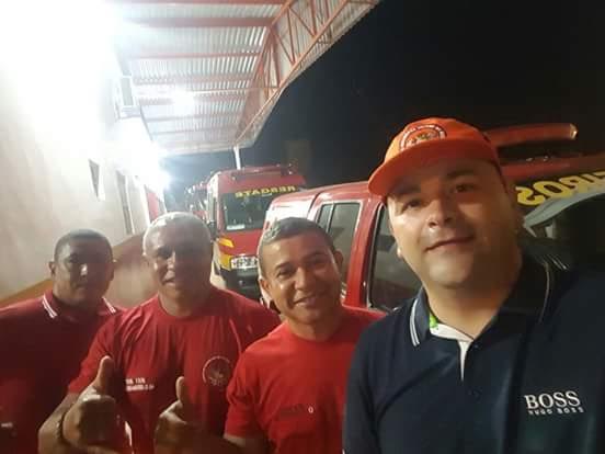 Vinicius Louro visita bombeiros de Trizidela do Vale em noite de Natal