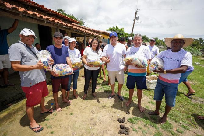 Deputado Osmar Filho distribui alimentos em povoados de Cajari