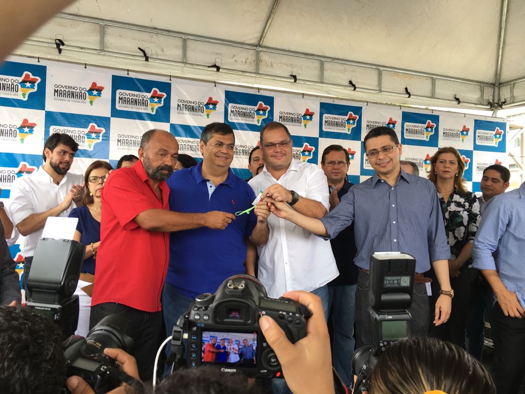 Líder do Governo participa da entrega de 12 novas ambulâncias 