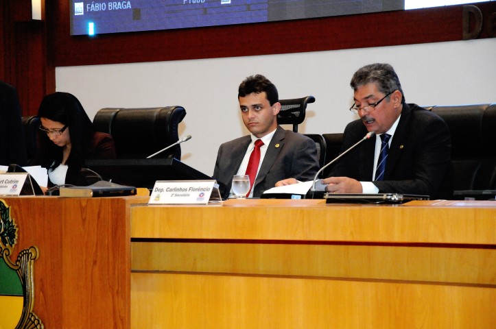 Deputado Glalbert Cutrim preside trabalhos da Mesa Diretora da Assembleia