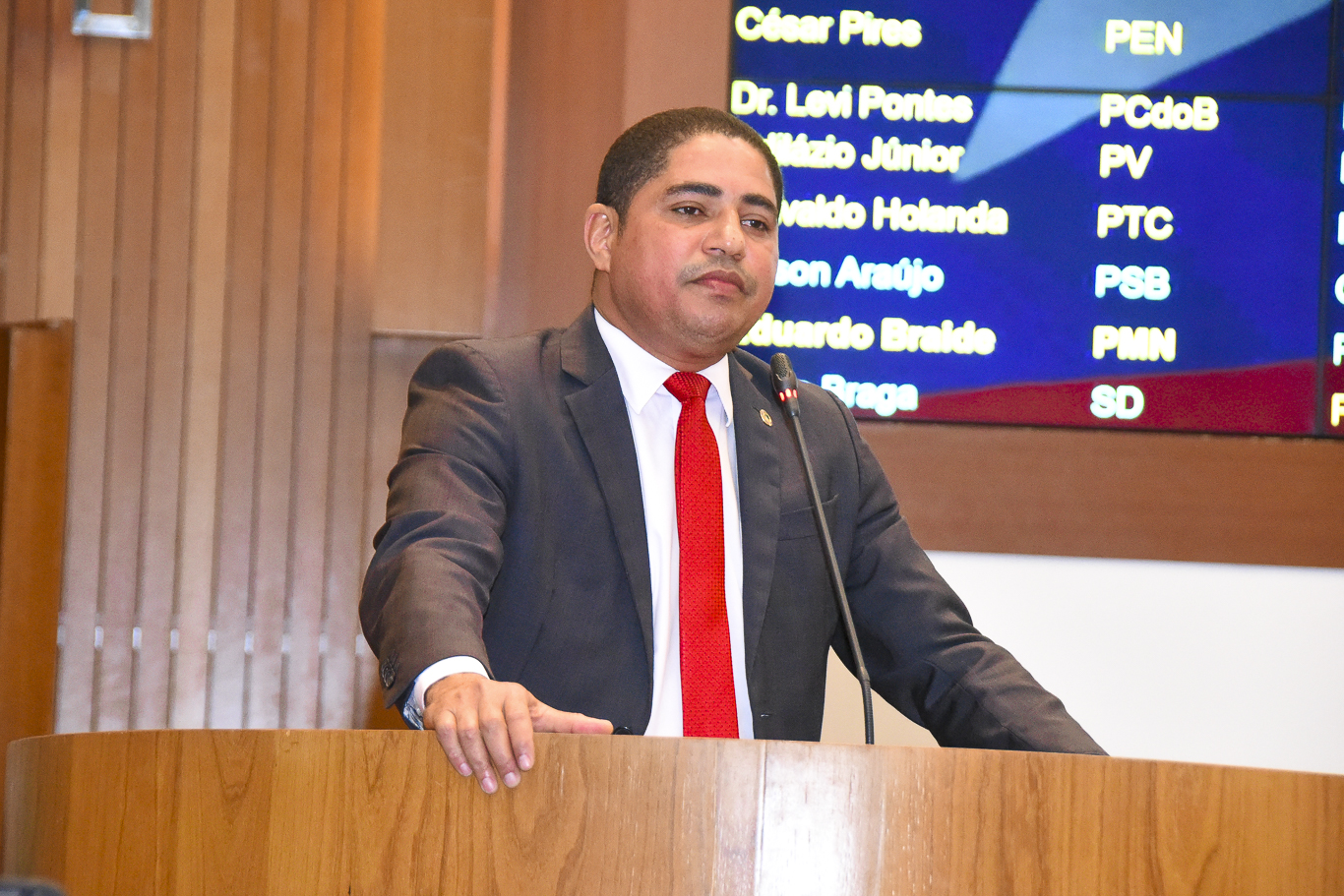 Zé Inácio manifesta apoio em defesa de Lula na tribuna da Assembleia Legislativa