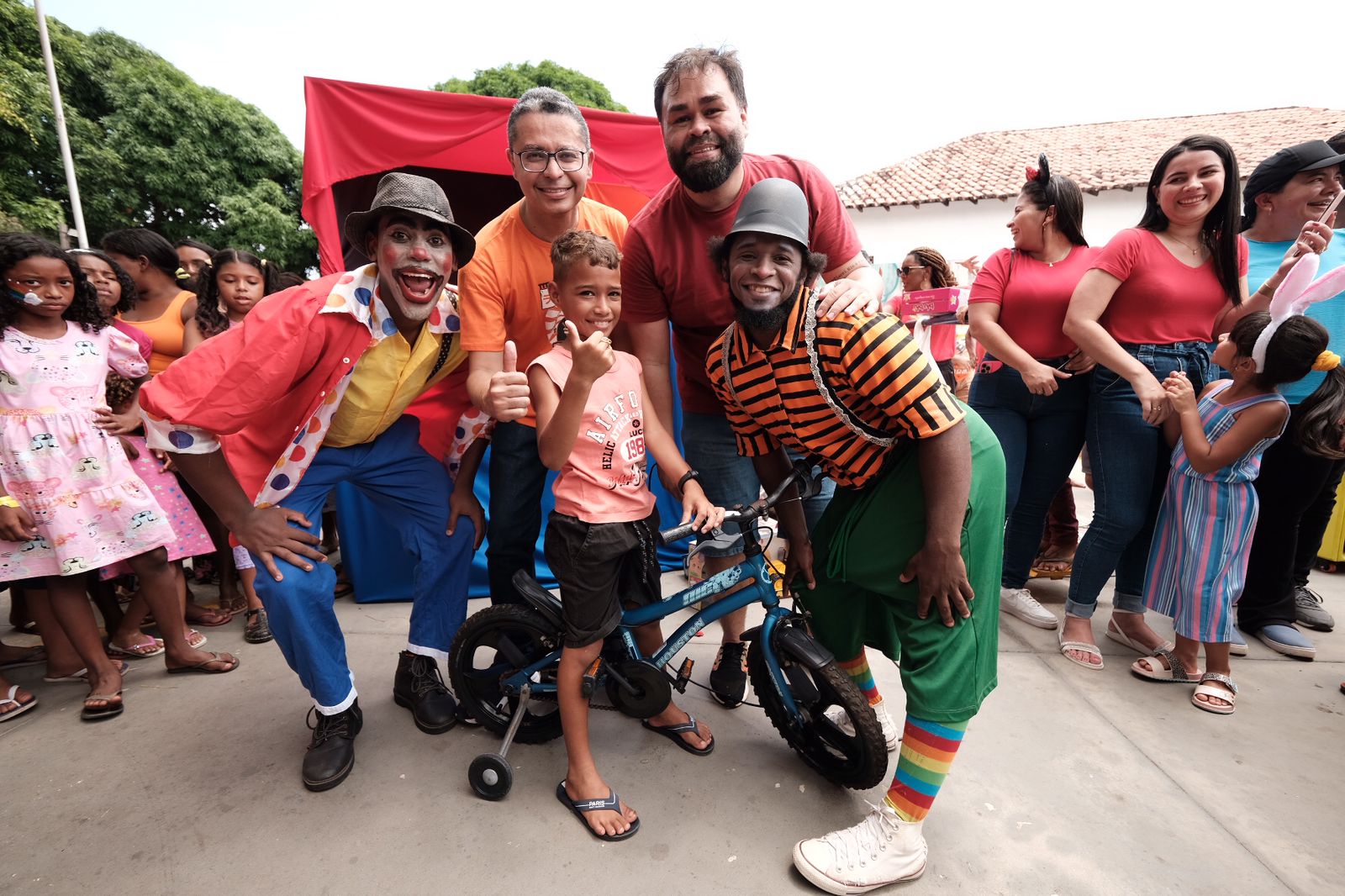 Ação social organizada por Carlos Lula reuniu crianças da área Itaqui-Bacanga, que se divertiram também com a alegria dos palhaços 