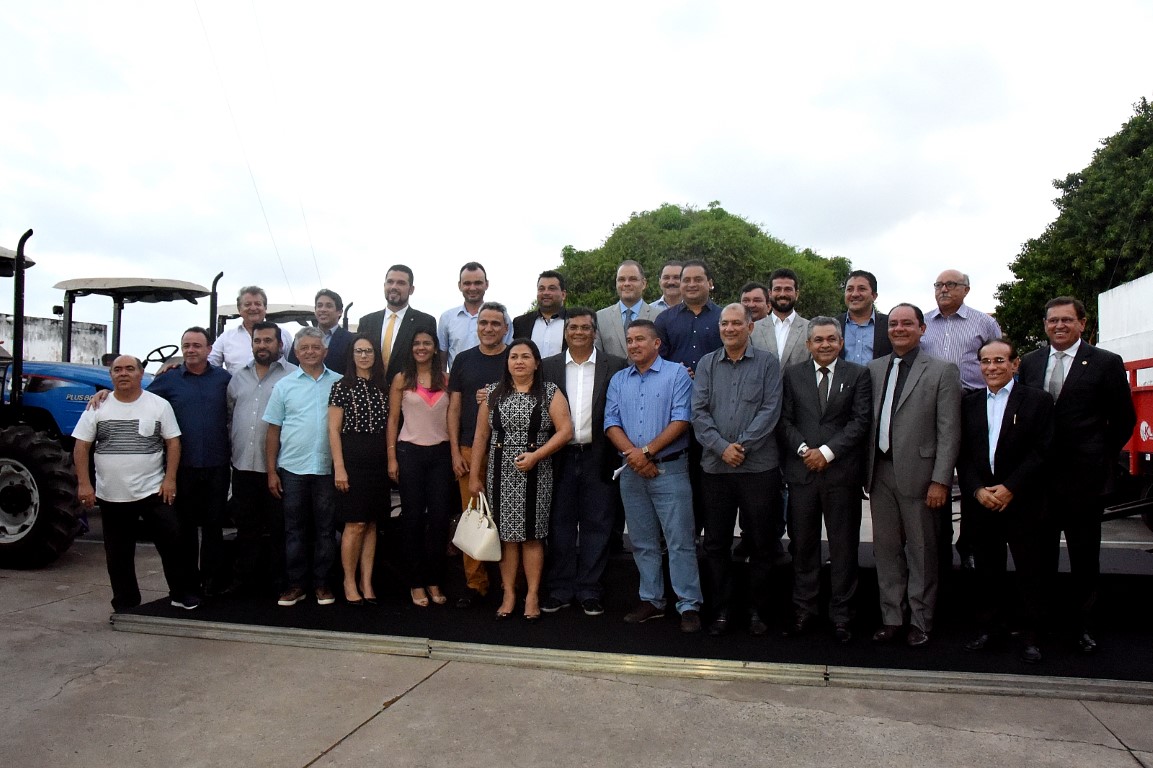 Deputados prestigiam solenidade de entrega de equipamentos agrícolas a municípios