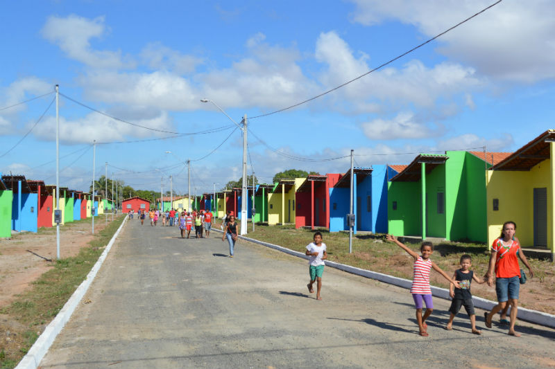 Léo Cunha e Sebastião Madeira fazem entrega das casas populares 