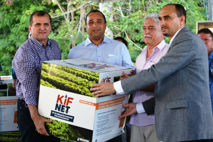 Roberto Costa participa da entrega de kits de irrigação para agricultura familiar