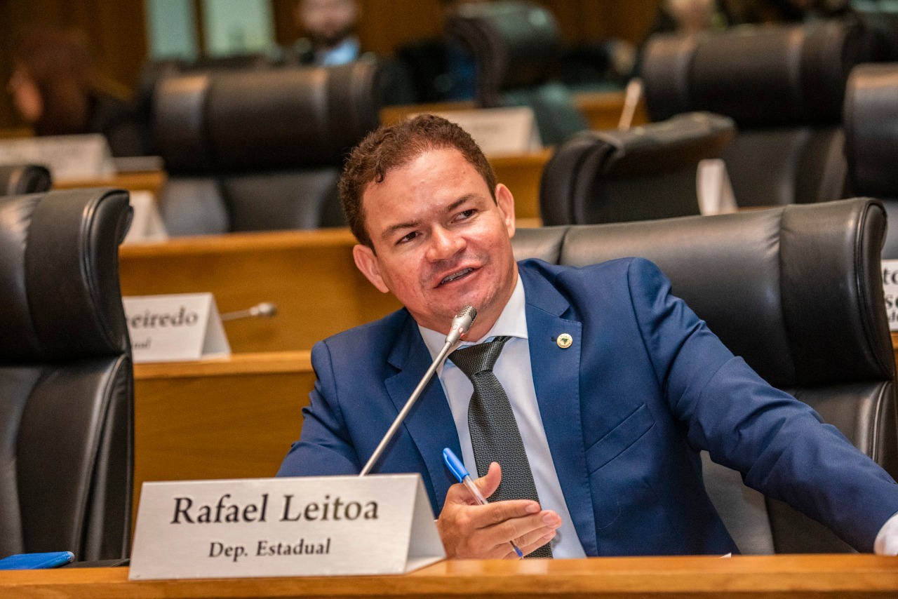 Rafael Leitoa defende projeto de lei que trata do reajuste salarial de professores 