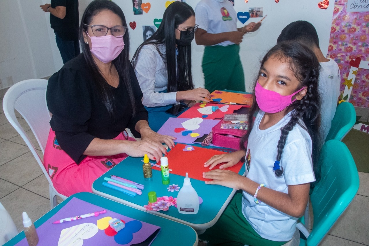 Mãe e filha fazem juntas atividade artística em ação realizada na Sementinha em homenagem às mães