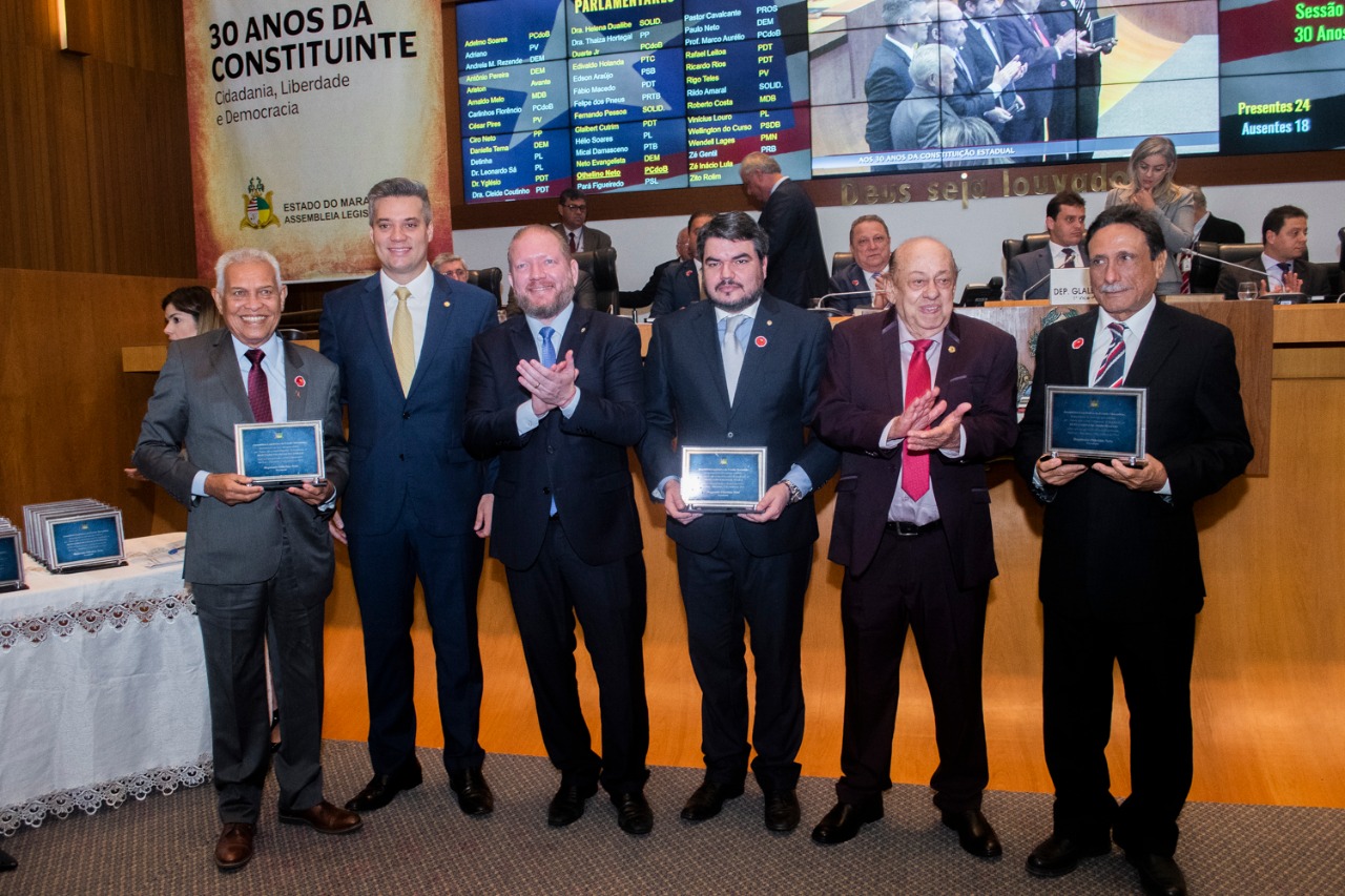 Os deputados constituintes receberam placas alusivas ao ato