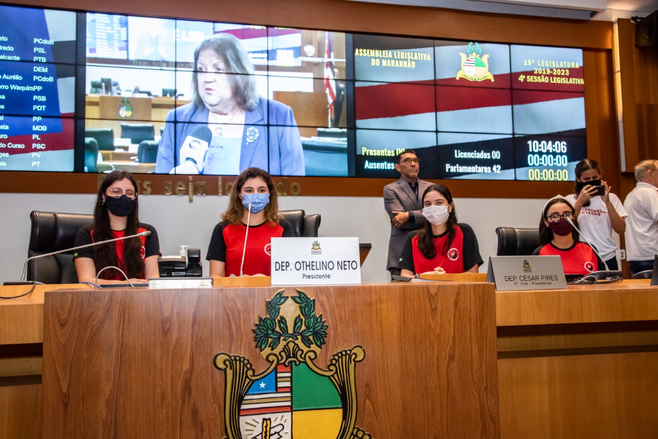 Durante a visita ao Plenário, alunos simularam composição da Mesa Diretora