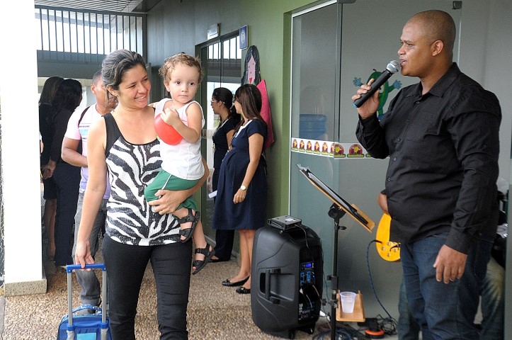 Mães de alunos são recepcionadas com apresentação musical