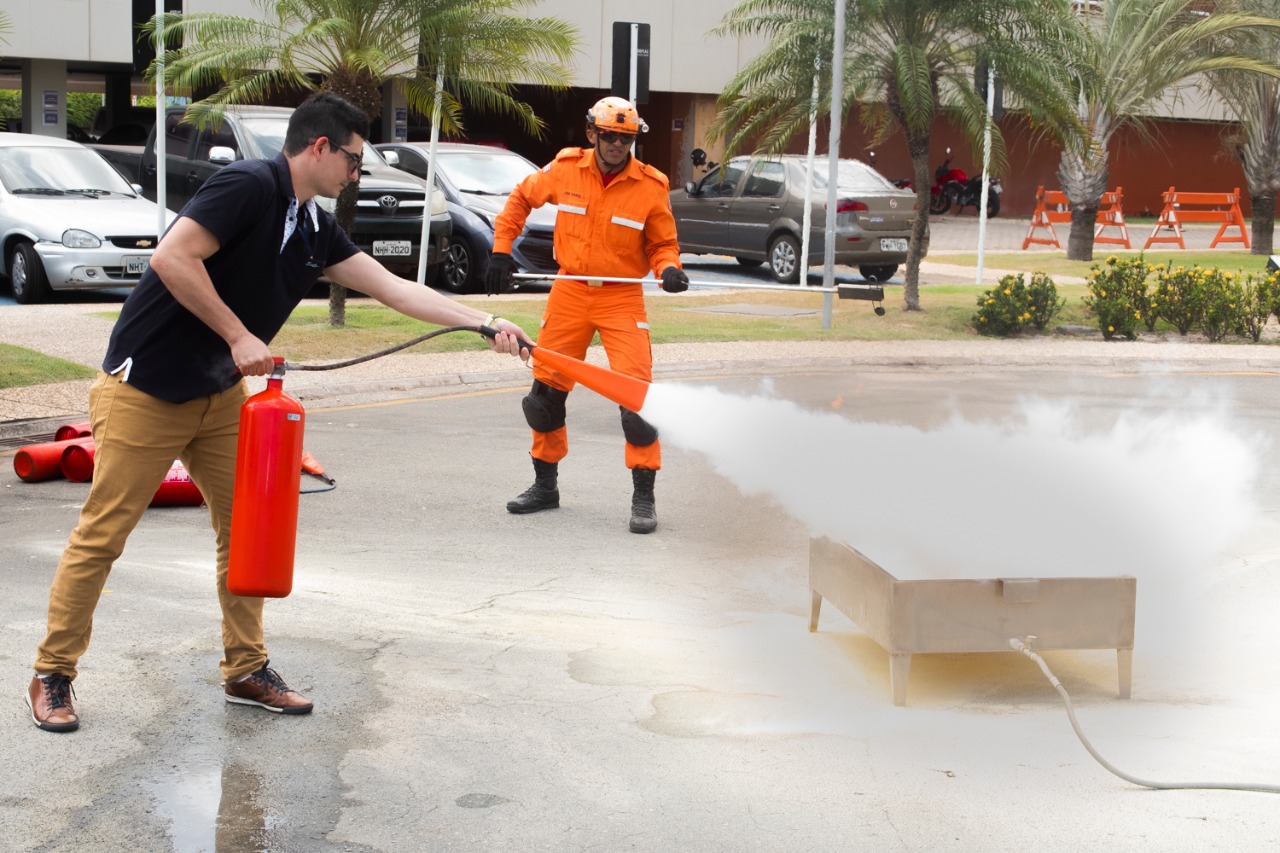 Curso de formação de brigadistas realiza simulações de primeiros-socorros e de combate a incêndio 