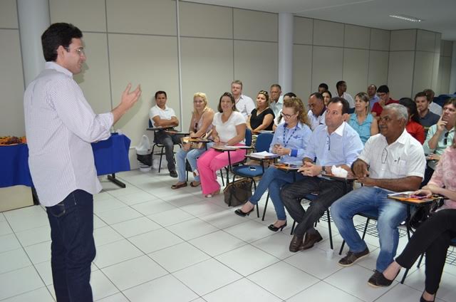 Alexandre Almeida participa de reunião com empresários em Balsas