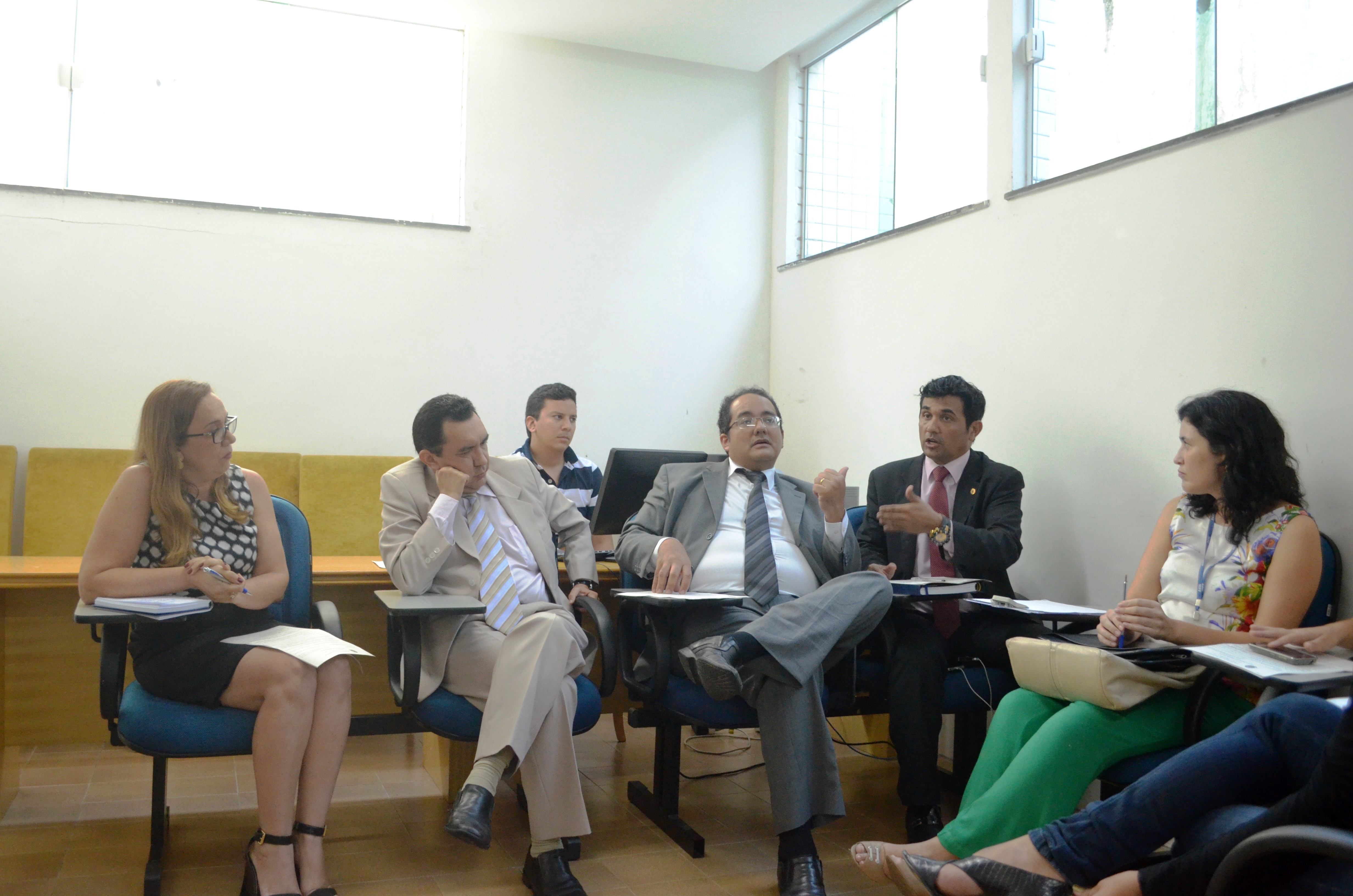 Deputado Wellington e promotores discutem os direitos de pessoas autistas