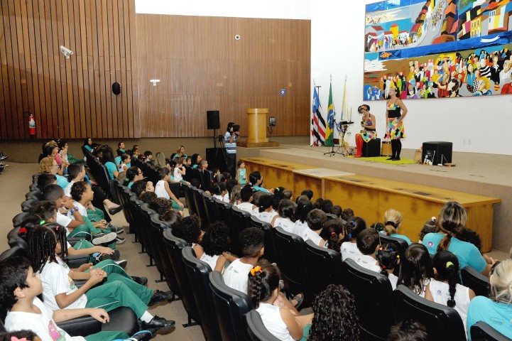 Alunos da Creche Escola Sementinha comemoram o Dia das Crianças