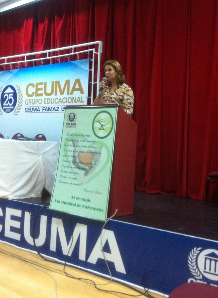 Valéria Macedo ministra palestra sobre Enfermagem no Uniceuma