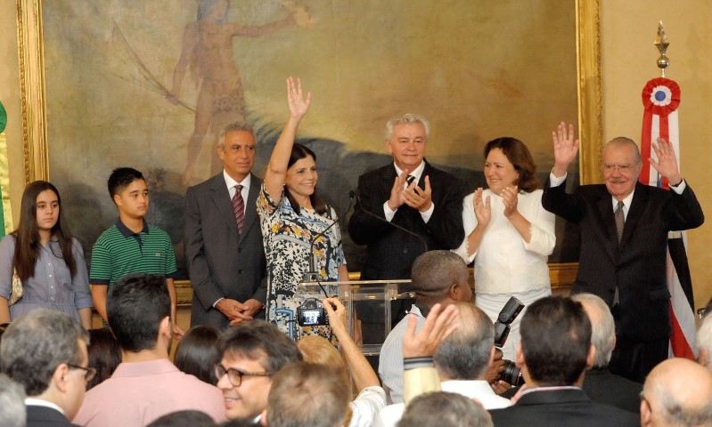 Governadora renuncia e entrega o cargo ao deputado Arnaldo Melo 