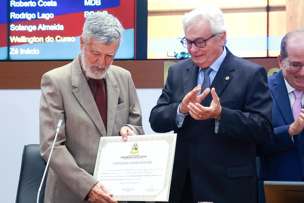 Deputado Arnaldo Melo, autor da homenagem, ao lado do Prof. Dr. João Geraldo Bugarin, após receber a comenda 