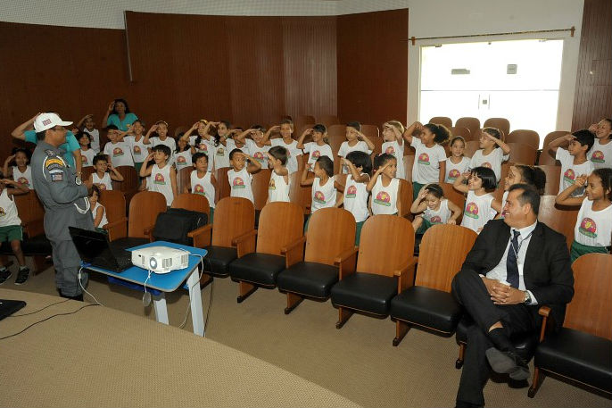 Alunos da Semetinha  assistem palestra sobre Educação no Trânsito 