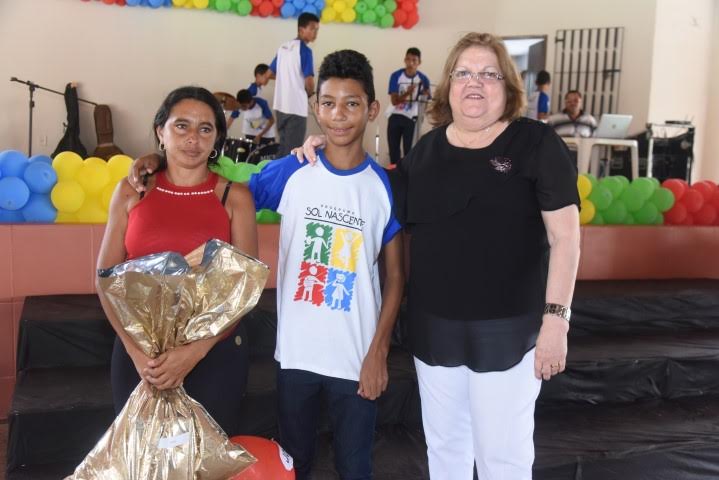 Gedema homenageia mães de alunos do projeto Sol Nascente com apresentações e sorteios