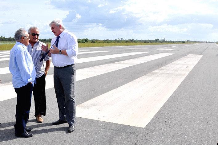 Arnaldo Melo visita obras do novo aeroporto de Barreirinhas 