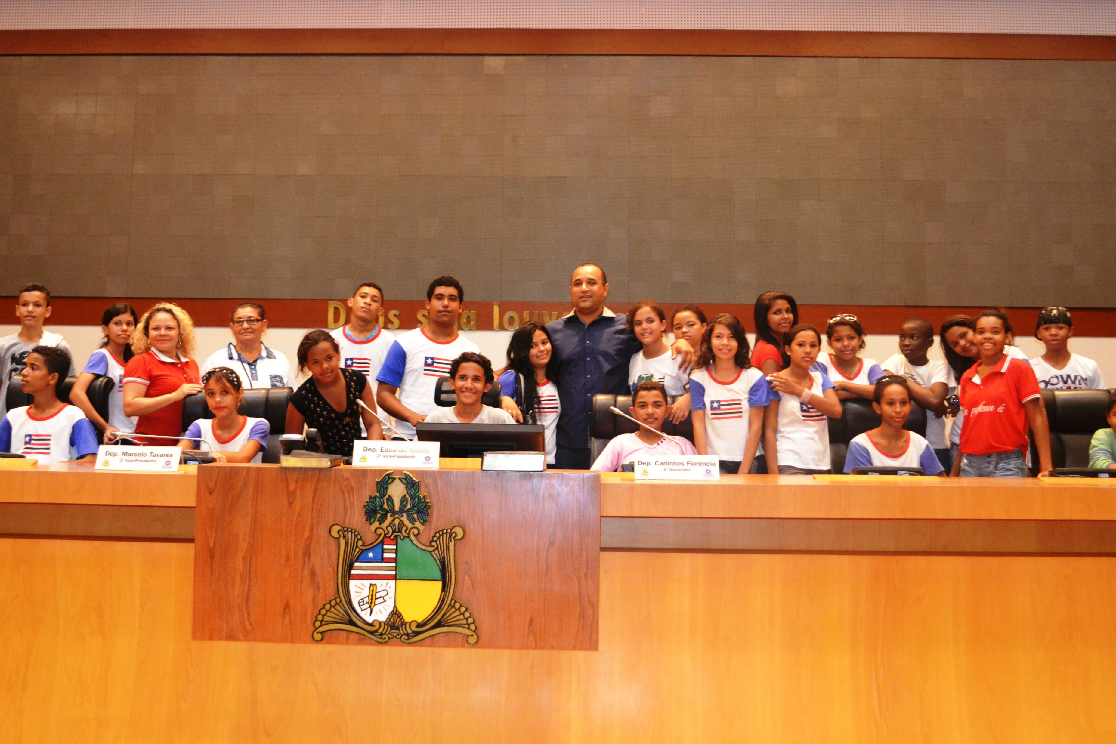 Roberto Costa recebe estudantes de Bacabal em visita a São Luís