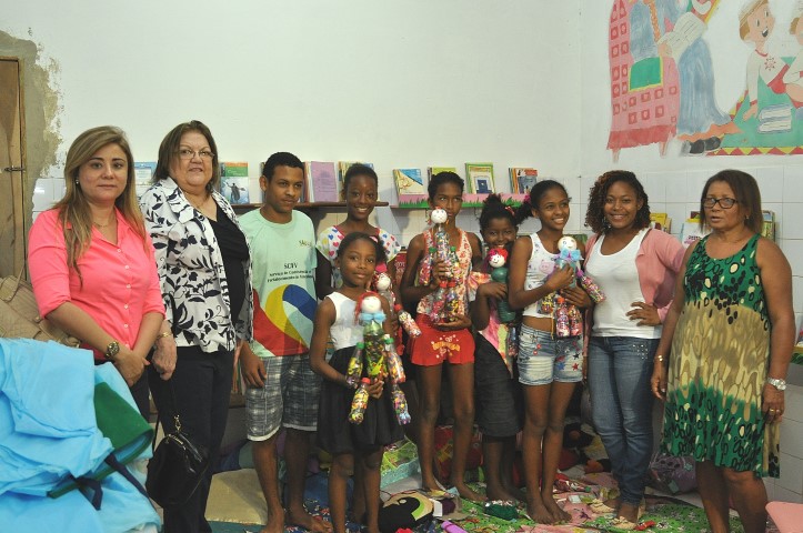 Gedema entrega doações na Escola Comunitária Rosa de Sahron