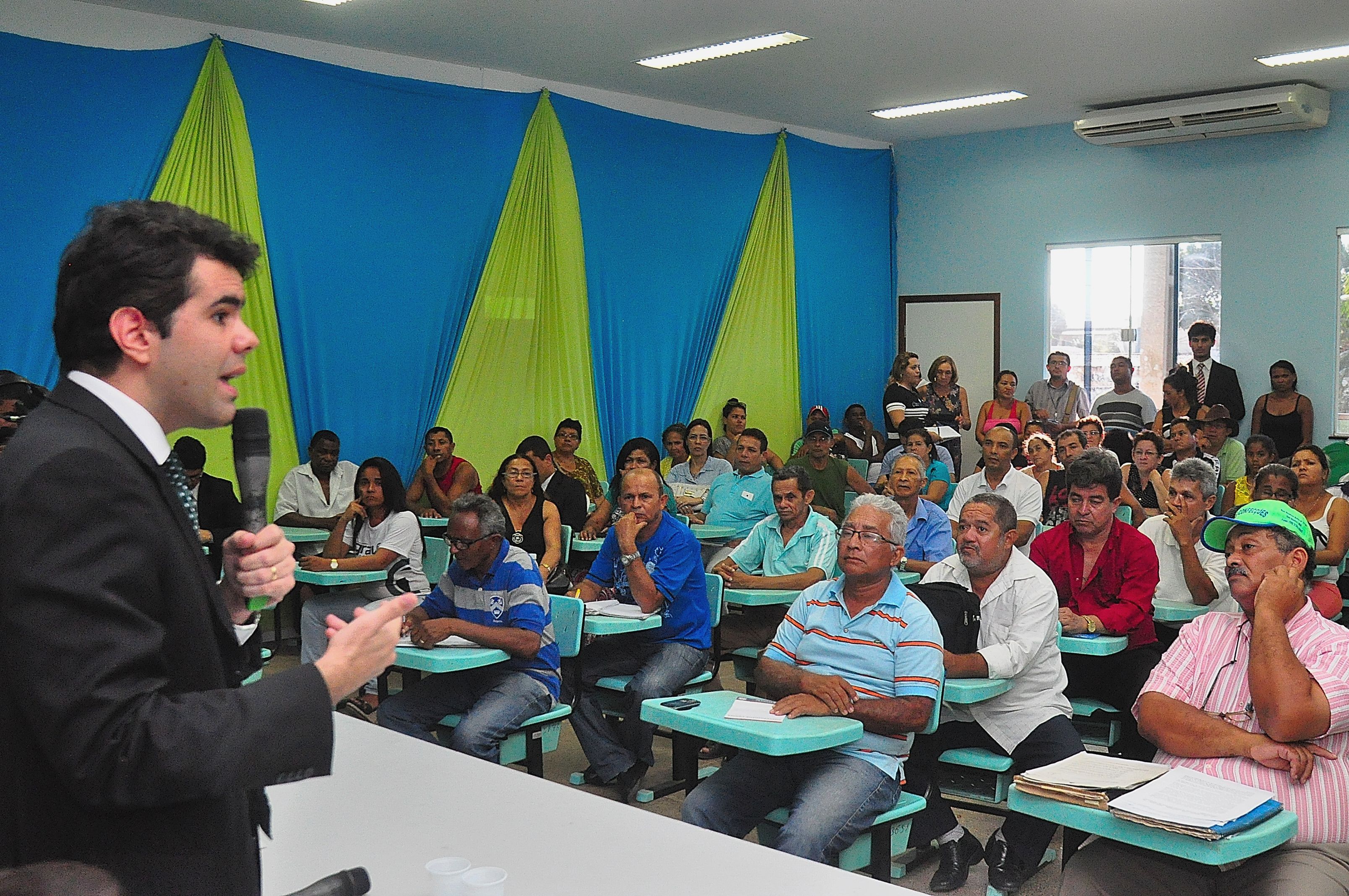 Comissão presidida pelo deputado Adriano Sarney discute problemas da feira da Cidade Operária