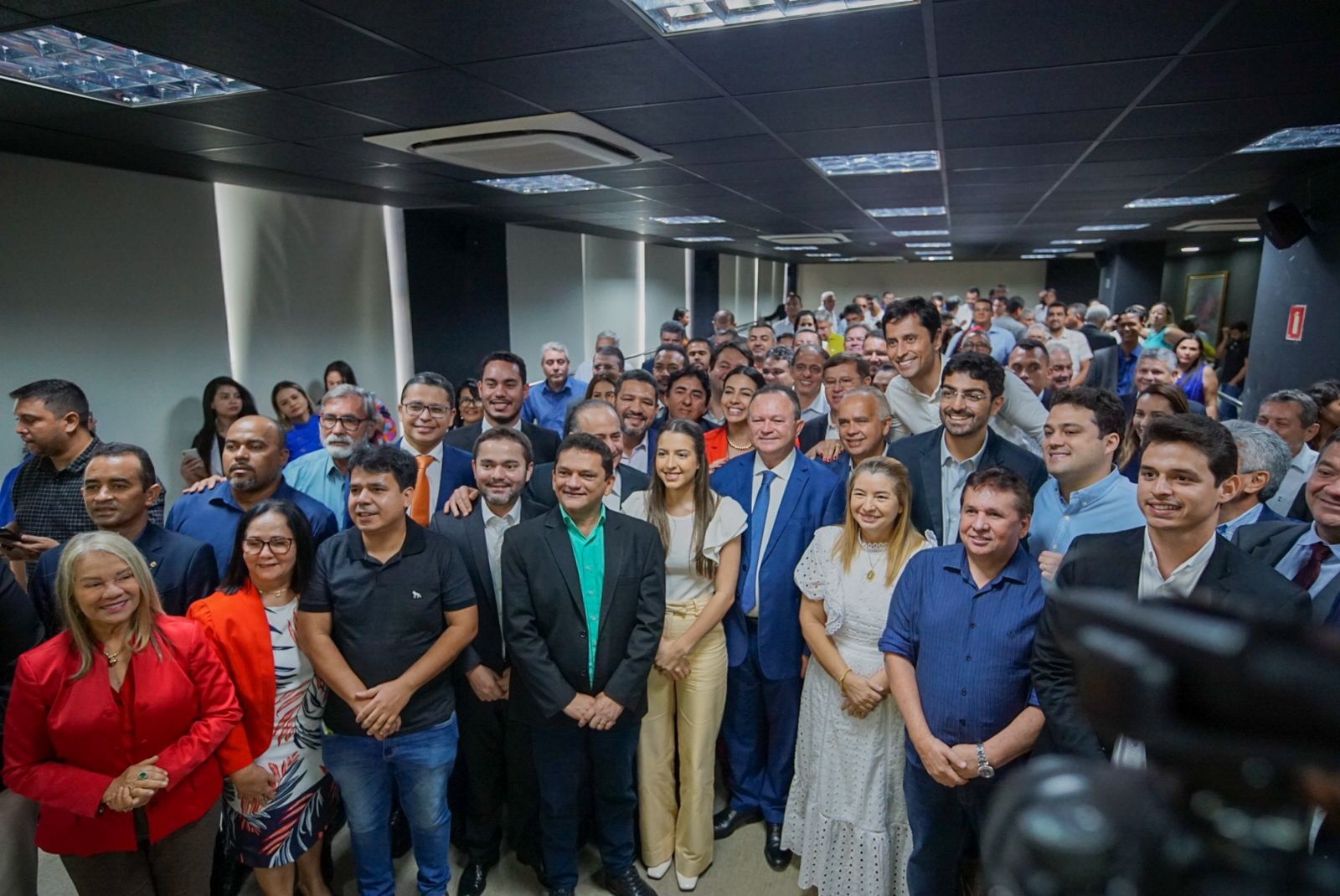 Iracema Vale com o governador Brandão, deputados, secretários e convidados durante ato de lançamento do programa  