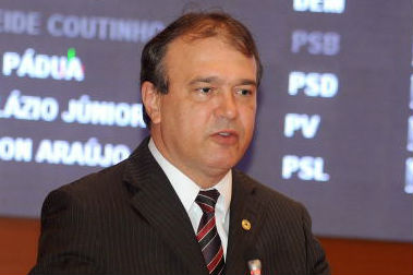 Carlos Amorim demonstra preocupação com obras púbicas inacabadas