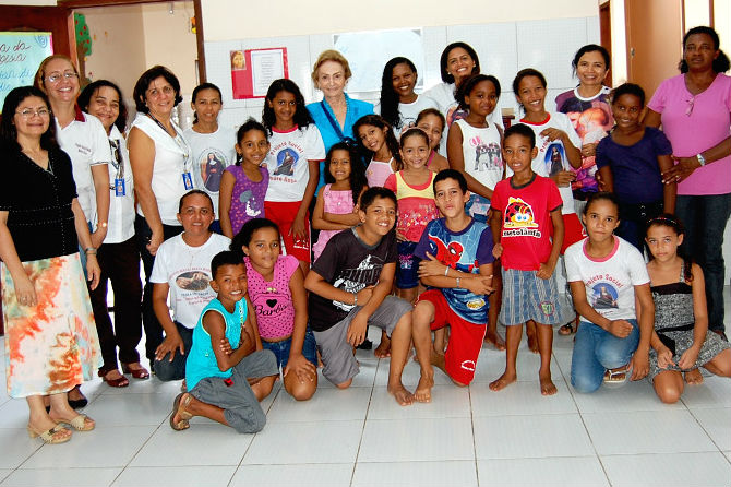 Grupo de esposas de deputados entrega material escolar na Vila Itamar