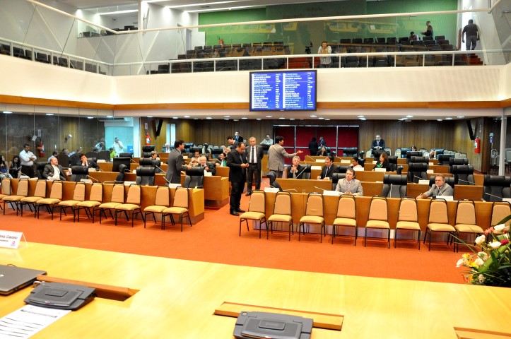 Deputados discutem sobre denúncia relacionada a pagamento de precatórios