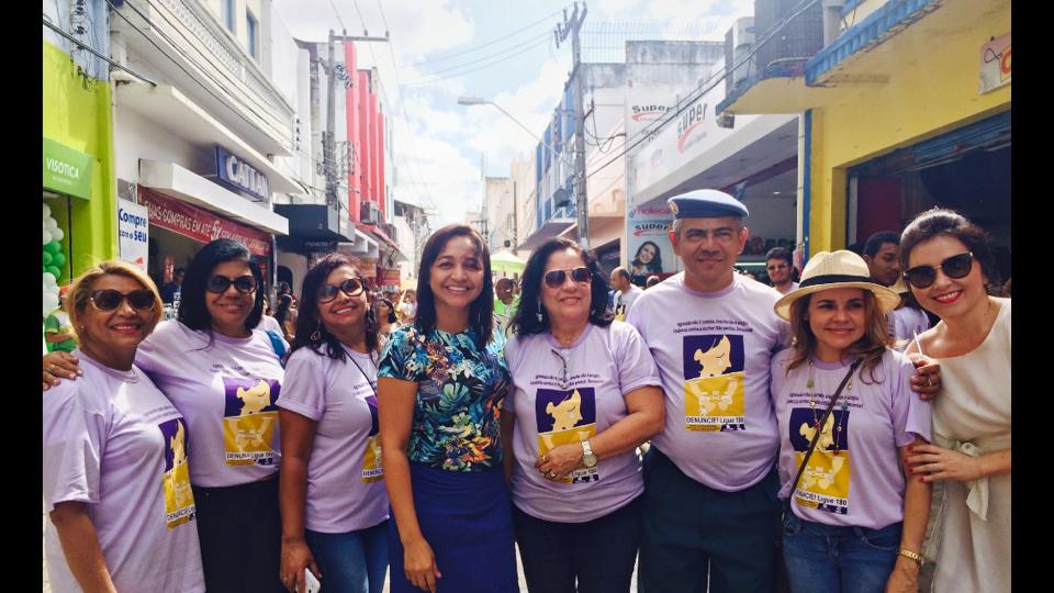 Eliziane Gama participa de caminhada contra violência doméstica