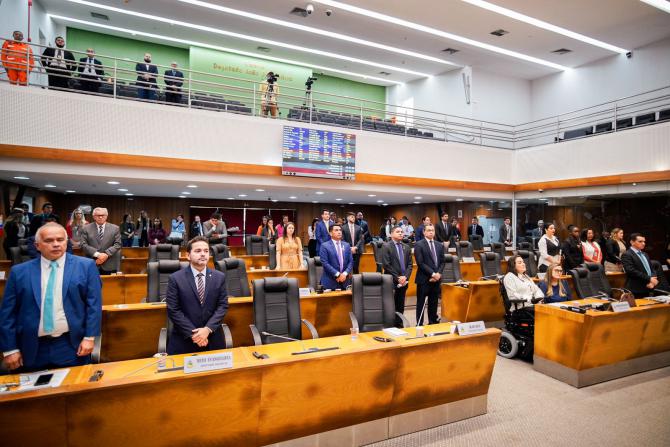 Plenário da Assembleia faz minuto de silêncio em memória do servidor Carlos Alberto Rabelo Brito