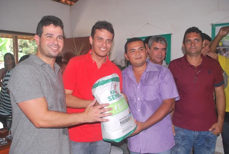 Glalbert Cutrim participa de entrega de sementes para agricultores de Ribamar