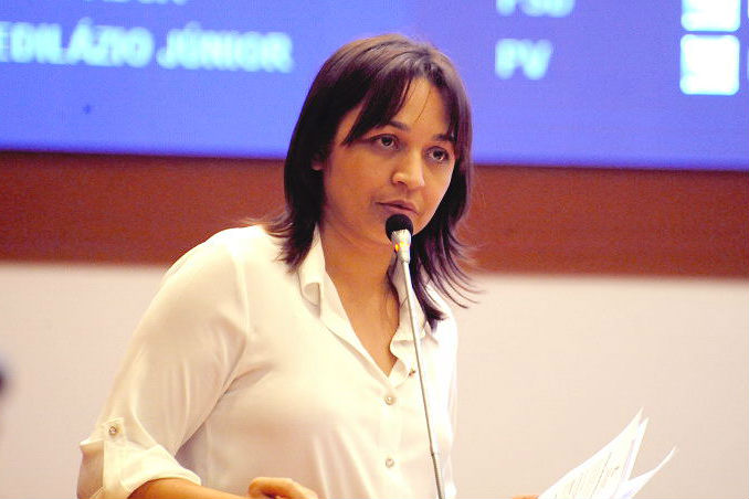 Eliziane Gama defende acordo para evitar despejo em Paço do Lumiar