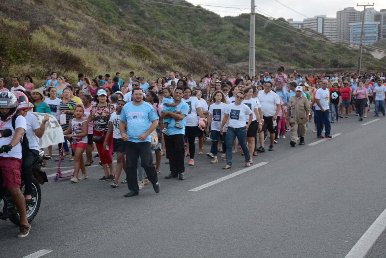 Caminhada reúne centenas de pessoas em defesa dos direitos da família e da criança, em São Luís