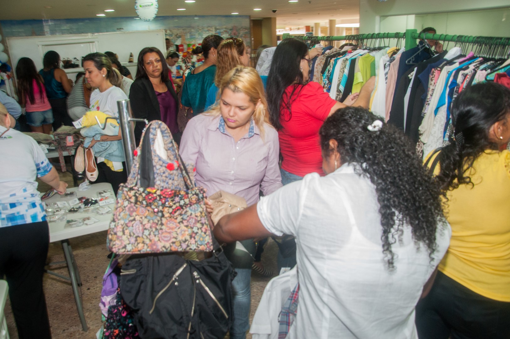 Brechó Solidário supera expectativas no primeiro dia de vendas