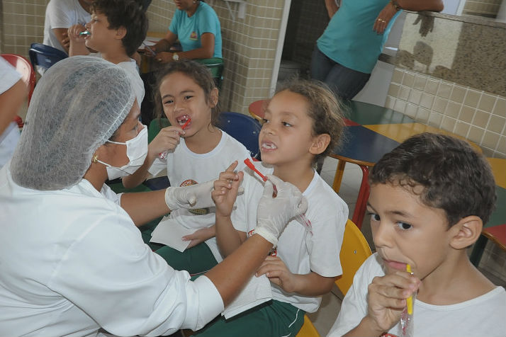 Escola Sementina faz trabalho de higienização bucal com estudantes