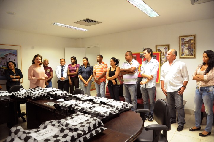 Gedema faz entrega de livros a pais de alunos da Creche Sementinha