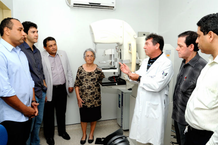 Eduardo Braide, Jota Pinto e Roberto Costa visitam o hospital Aldenora Belo