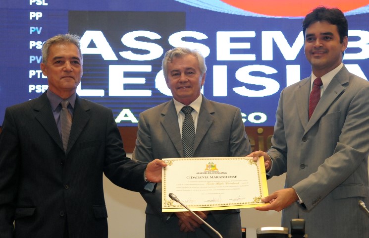 Assembleia entrega Título de Cidadão ao professor Zartu Cavalcanti 