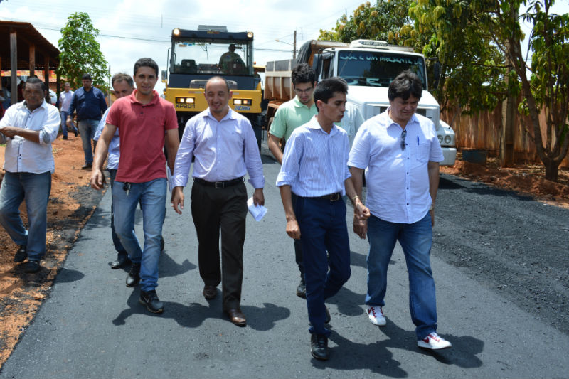 Léo Cunha vistoria obras de pavimentação na cidade de Estreito 