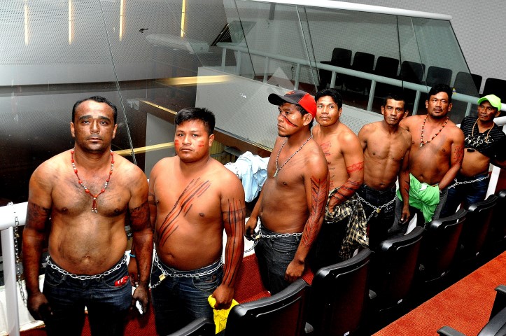 Deputados ouvem reivindicação de índios na galeria da Assembleia