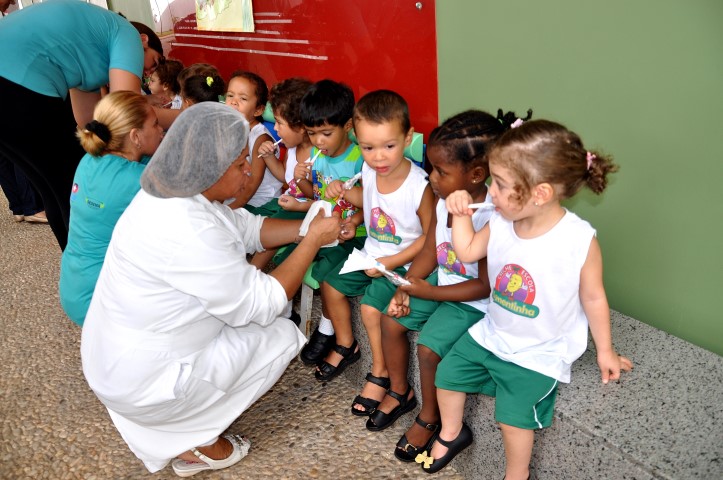 Creche Escola Sementinha promove aplicação de flúor em alunos