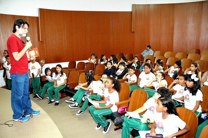 Alunos da Sementinha têm encontro com escritor infantil maranhense