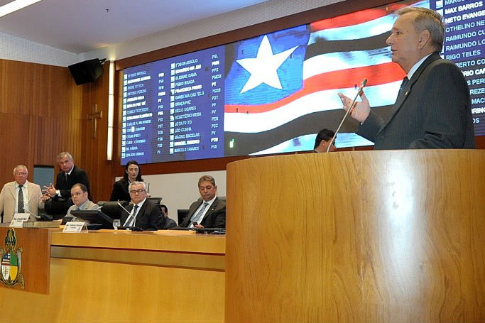 Manoel Ribeiro protesta na tribuna contra procedimento de plano de saúde 